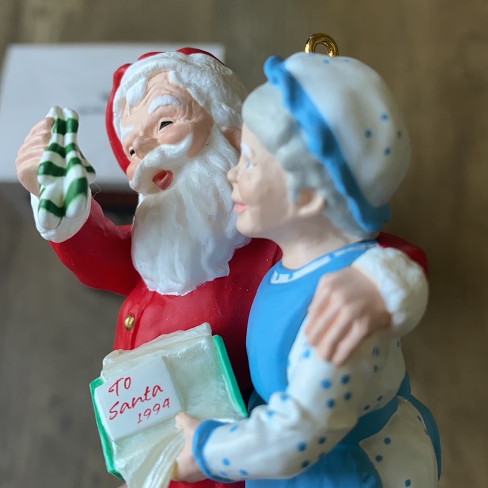 Hallmark ornament- 1994 “ A hand warming present” - Picture 4 of 6